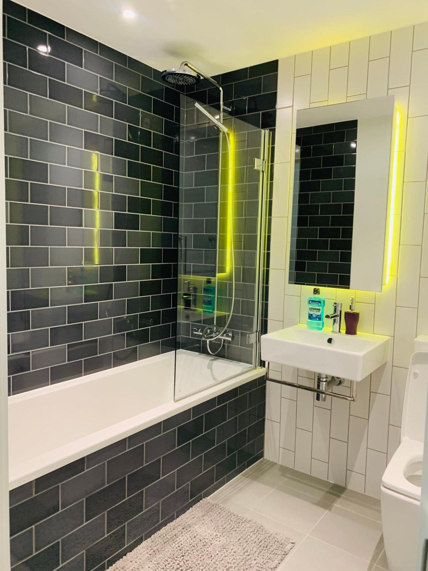 Lush Living - Double Room With Private Bathroom ลอนดอน ภายนอก รูปภาพ